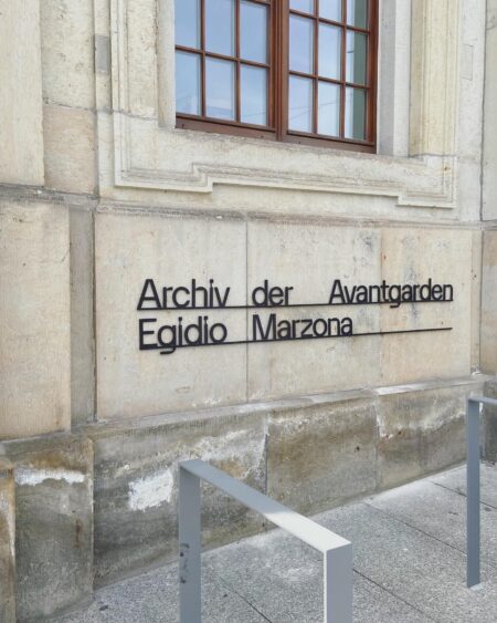 Schriftzug – Archiv der Avantgarden – Blockhaus Dresden